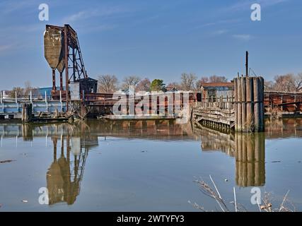 Un vieux pont de chemin de fer à bascule, également connu sous le nom de pont-levis. Au-dessus d'Overpeck Creek dans le New Jersey, entrée de la rivière Hackensack. Banque D'Images