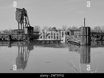 Un vieux pont de chemin de fer à bascule, également connu sous le nom de pont-levis. Au-dessus d'Overpeck Creek dans le New Jersey, entrée de la rivière Hackensack. En noir et blanc. Banque D'Images