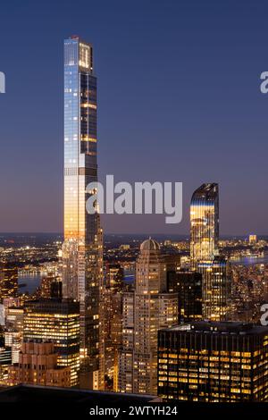 New York City Central Park Tower et lumière réfléchie au crépuscule. Vue aérienne des gratte-ciel superhauts de Billionaires' Row. Midtown Manhattan Banque D'Images