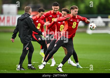 Joe Rodon du pays de Galles pendant WARMS Up avant la session de formation ouverte du pays de Galles au Vale Resort Training Complex, Hensol, Royaume-Uni. 20 mars 2024. (Photo de Craig Thomas/News images) in, le 20/03/2024. (Photo de Craig Thomas/News images/SIPA USA) crédit : SIPA USA/Alamy Live News Banque D'Images