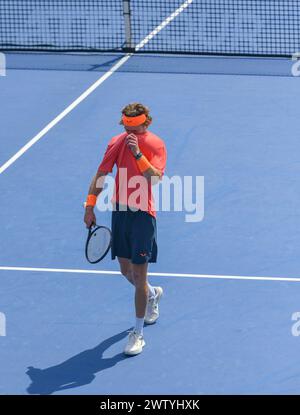 Dubaï, le 29 février 2024 - photo du russe Andrey Rublev s'entraînant avant le match plus tard dans la journée. Dubaï Duty Free Tennis Championships 2024, Banque D'Images