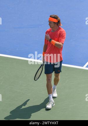 Dubaï, le 29 février 2024 - photo du russe Andrey Rublev s'entraînant avant le match plus tard dans la journée. Dubaï Duty Free Tennis Championships 2024, Banque D'Images