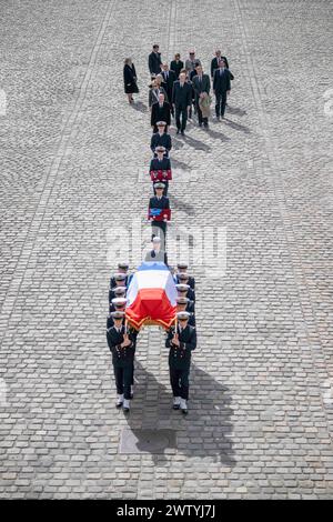 Paris, France. 20 mars 2024. Des membres de la Marine nationale portent le cercueil avec la famille de Gaulle lors d'une cérémonie d'hommage national à Philippe de Gaulle, homme politique et amiral français, fils de Charles de Gaulle, à l'Hôtel des Invalides à Paris le 20 mars 2024. Photo par Eliot Blondet/ABACAPRESS.COM crédit : Abaca Press/Alamy Live News Banque D'Images