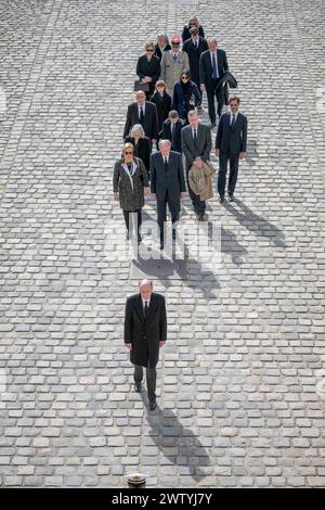 Paris, France. 20 mars 2024. Des membres de la Marine nationale portent le cercueil avec la famille de Gaulle lors d'une cérémonie d'hommage national à Philippe de Gaulle, homme politique et amiral français, fils de Charles de Gaulle, à l'Hôtel des Invalides à Paris le 20 mars 2024. Photo par Eliot Blondet/ABACAPRESS.COM crédit : Abaca Press/Alamy Live News Banque D'Images