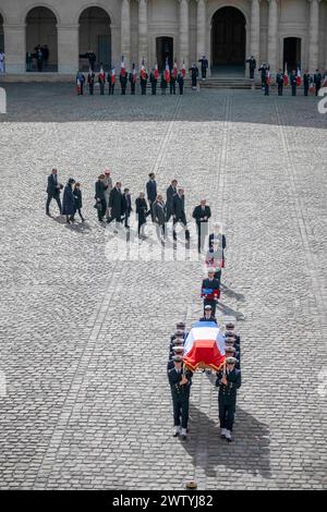 Paris, France. 20 mars 2024. Des membres de la Marine nationale portent le cercueil avec la famille de Gaulle lors d'une cérémonie d'hommage national à Philippe de Gaulle, homme politique et amiral français, fils de Charles de Gaulle, à l'Hôtel des Invalides à Paris le 20 mars 2024. Photo par Eliot Blondet/ABACAPRESS.COM crédit : Abaca Press/Alamy Live News Banque D'Images