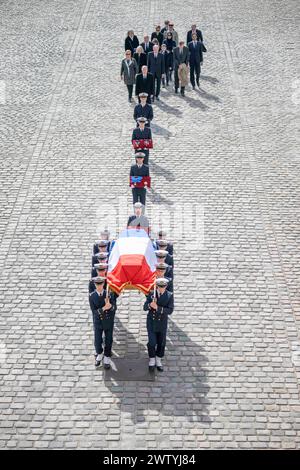 Paris, France. 20 mars 2024. Des membres de la Marine nationale portent le cercueil avec la famille de Gaulle lors d'une cérémonie d'hommage national à Philippe de Gaulle, homme politique et amiral français, fils de Charles de Gaulle, à l'Hôtel des Invalides à Paris le 20 mars 2024. Photo par Eliot Blondet/ABACAPRESS.COM crédit : Abaca Press/Alamy Live News Banque D'Images