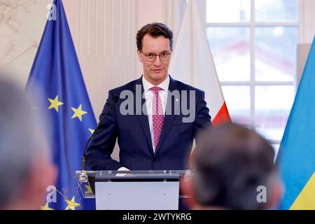 NRW-Ministerpräsident Hendrik Wüst CDU BEI der feierlichen Abschlussveranstaltung des Richeza-Preises in der Abtei Brauweiler. Mit dem Richeza-Preis würdigt und fördert die Landesregierung zivilgesellschaftliche Projekte zur Intensivierung des dialogues zwischen Polen und Nordrhein-Westfalen. Brauweiler, 19.03.2024 NRW Deutschland Copyright : xChristophxHardtx Banque D'Images