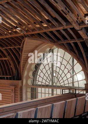 Détail du plafond en bois et de la fenêtre victorienne vu du balcon de l'extrémité nord. Brighton Dome Corn Exchange and Studio Theatre, Brighton, Royaume-Uni. A Banque D'Images