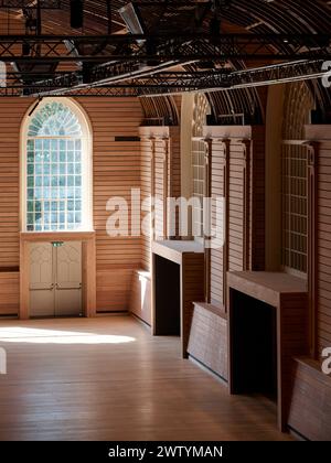 Vue sur les portes d'entrée de l'auditorium. Brighton Dome Corn Exchange and Studio Theatre, Brighton, Royaume-Uni. Architecte : Feilden Clegg Bradley Studi Banque D'Images