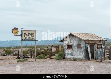 Abandoned Sportsman’s Club, Dagget, CA sur l’historique US route 66 dans le désert de Mojave Banque D'Images