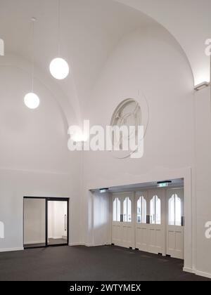 Intérieur du foyer voûté - tout blanc. Brighton Dome Corn Exchange and Studio Theatre, Brighton, Royaume-Uni. Architecte : Feilden Clegg Bradley Studios Banque D'Images