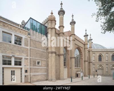 Vue oblique de la façade d'entrée. Brighton Dome Corn Exchange and Studio Theatre, Brighton, Royaume-Uni. Architecte : Feilden Clegg Bradley Studios LL Banque D'Images