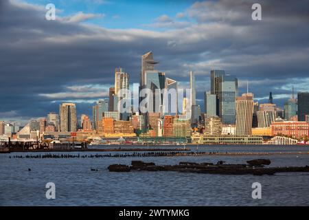 Horizon de New York avec les gratte-ciel Hudson Yards. Manhattan Midtown West vue sur le paysage urbain de l'autre côté de la rivière Hudson Banque D'Images