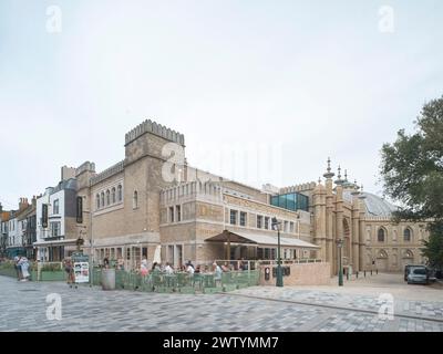 Élévation de la rue piétonne. Brighton Dome Corn Exchange and Studio Theatre, Brighton, Royaume-Uni. Architecte : Feilden Clegg Bradley Studi Banque D'Images