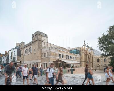 Élévation de la rue piétonne animée. Brighton Dome Corn Exchange and Studio Theatre, Brighton, Royaume-Uni. Architecte : Feilden Clegg Bradley Banque D'Images