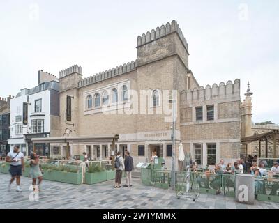 Façade de bâtiment rénovée et café extérieur. Brighton Dome Corn Exchange and Studio Theatre, Brighton, Royaume-Uni. Architecte : Feilden Clegg Bradl Banque D'Images