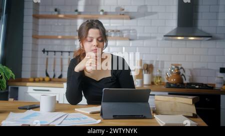 Les appels vidéo des étudiantes à distance prennent des notes, apprennent avec un professeur en ligne, travaillent à domicile et assistent à une réunion de conférence à distance. Videocon Banque D'Images