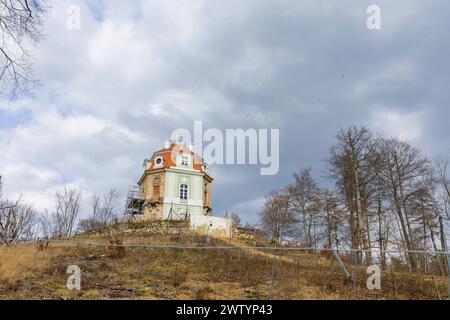 Hellhaus Das Hellhaus wurde 1787 auf einem Hügel für den Kurfürsten Friedrich August III, errichtet. früher diente das Hellhaus als königlicher Jagdpavillon zur Parforcejagd, in welchem das Frühstück nach den Jagden eingenommen wurde. DAS Belvedere ist ein spätbarocker Bau, der als zentraler Mittelpunkt in einer strahlenförmigen Schneisenanlage nordöstlich von Schloss Moritzburg im Forst entstand. Seit 2020 wird das Hellhaus rekonstruiert, der nicht mehr vorhandene Dachstuhl wurde vollständig neu aufgebaut. DAS Dach entstand nach historischem Vorbild. Die Außenfassade wurde in Richtung Schloß Banque D'Images