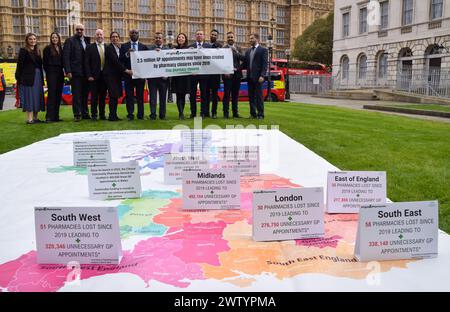 Londres, Angleterre, Royaume-Uni. 20 mars 2024. Une carte met en évidence le nombre de pharmacies fermées depuis 2019 alors que les militants de l’Association of Independent multiple pharmacies (AIMP) lancent Fight for Pharmacies, une campagne contre la fermeture de pharmacies à travers le Royaume-Uni, devant le Parlement. (Crédit image : © Vuk Valcic/ZUMA Press Wire) USAGE ÉDITORIAL SEULEMENT! Non destiné à UN USAGE commercial ! Banque D'Images