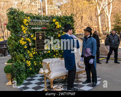 Les ambassadeurs de la marque vêtus de Bridgerton ont inspiré des costumes à Flatiron Plaza à New York pour une activation de la marque pour Bath & Body WorksÕ en collaboration avec le populaire programme de fiction historique Netflix en streaming TV Bridgerton, vu le mardi 12 mars 2024. (© Richard B. Levine) Banque D'Images