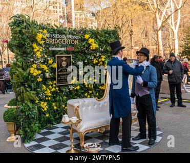 Les ambassadeurs de la marque vêtus de Bridgerton ont inspiré des costumes à Flatiron Plaza à New York pour une activation de la marque pour Bath & Body WorksÕ en collaboration avec le populaire programme de fiction historique Netflix en streaming TV Bridgerton, vu le mardi 12 mars 2024. (© Richard B. Levine) Banque D'Images