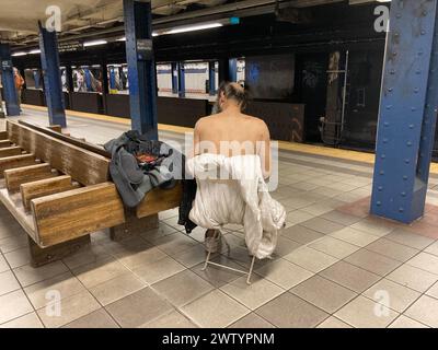 Homme sans-abri à la station de métro Port Authority-42nd St à New York le mercredi 13 mars 2024. (© Frances M. Roberts) Banque D'Images