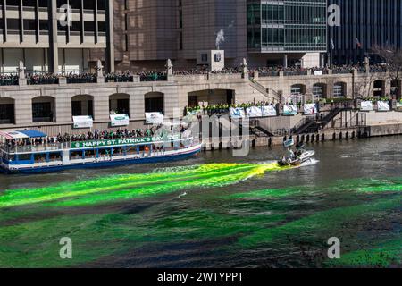 Foules de gens regardant la rivière Chicago teinte en vert pour les célébrations annuelles de la Saint Patrick Banque D'Images