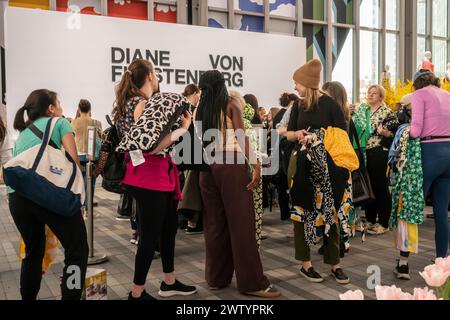 Des centaines de clients ont envahi le hangar de Hudson Yards pour la présentation de deux jours de la collection Diane von Furstenberg for Target le vendredi 15 mars 2024. L'avant-première a permis aux clients d'acheter jusqu'à dix articles de la collection qui seront offerts dans les magasins Target la semaine prochaine, le 23 mars. (© Richard B. Levine) Banque D'Images