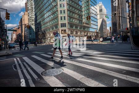 Les finisseurs du semi-marathon United Airlines errent dans Midtown Manhattan à New York aprs course le dimanche 17 mars 2024. (© Richard B. Levine) Banque D'Images