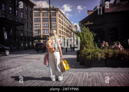 Shopper avec ses achats dans le Meatpacking District de New York le samedi 16 mars 2024. (© Richard B. Levine) Banque D'Images