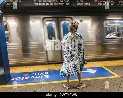 Finisseur du semi-marathon United Airlines à la 59e station St-Columbus Circle dans le métro de Midtown Manhattan à New York aprés course le dimanche 17 mars 2024. (© Richard B. Levine) Banque D'Images