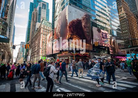 Des hordes de gens traversent West 42nd Street sous la publicité pour les Warner Bros « Godzilla x Kong : The New Empire », le dimanche 17 mars 2024. La sortie du film est prévue pour mars 29. (© Richard B. Levine) Banque D'Images