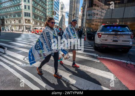 Les finisseurs du semi-marathon United Airlines se promènent dans Midtown Manhattan à New York aprés course le dimanche 17 mars 2024. (© Richard B. Levine) Banque D'Images