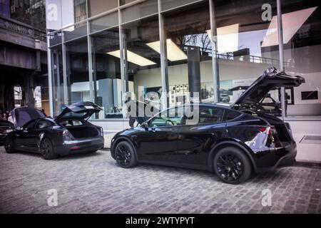 Alignement de Teslas devant le showroom Tesla dans le quartier Meatpacking à New York le samedi 16 mars 2024. (© Richard B. Levine) Banque D'Images