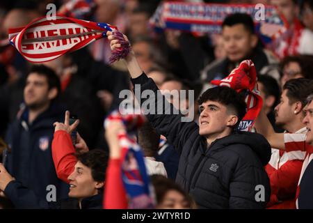 Madrid, Espagne, 13 mars 2024. Les fans de l'Atletico Madrid agitent leur foulard avant de débuter le match de l'UEFA Champions League à l'Estadio Metropolitano, Madrid. Le crédit photo devrait se lire : Jonathan Moscrop / Sportimage Banque D'Images