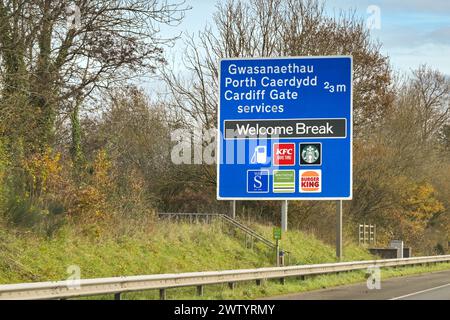 Cardiff, pays de Galles, Royaume-Uni - 29 novembre 2023 : panneau pour les services sur l'autoroute M4 près de Cardiff dans le sud du pays de Galles Banque D'Images