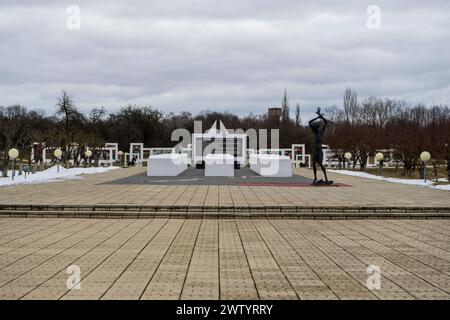 Le complexe commémoratif des enfants morts pendant la seconde Guerre mondiale, Sun Area. Krasny Bereg (Côte Rouge). Zhlobin. Région de Gomel. Bélarus. Mémorial du Banque D'Images