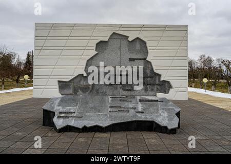 Le complexe commémoratif des enfants morts pendant la seconde Guerre mondiale, Sun Area. Krasny Bereg (Côte Rouge). Zhlobin. Région de Gomel. Bélarus. Mémorial du Banque D'Images