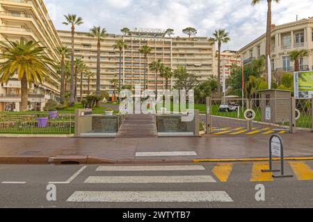 Cannes, France - 1 février 2016 : le Grand Hôtel du célèbre boulevard de la Croisette le jour d'hiver. Banque D'Images