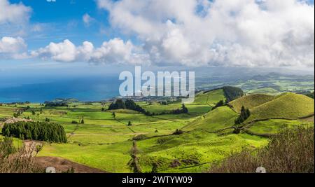 Paysage avec de petits cônes volcaniques sur l'île de Sao Miguel vu du miradouro do Pico do Carvão, archipel des Açores, Portugal Banque D'Images