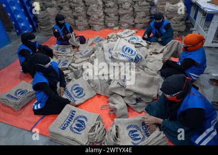 Bazar In, Bangladesh. 20 mars 2024. La princesse héritière Victoria avec une délégation a visité une usine qui fabrique des sacs de jute dans le camp de réfugiés de Cox's Bazar, au Bangladesh. 20 mars 2024. La princesse héritière est au Bangladesh en tant qu'ambassadrice du Programme des Nations Unies pour le développement (PNUD). Photo : Henrik Montgomery/TT/code 10060 crédit : TT News Agency/Alamy Live News Banque D'Images