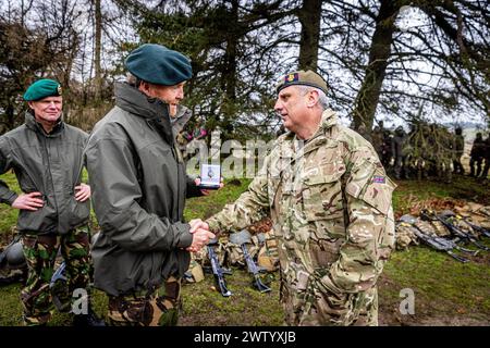 Royaume-Uni. 20-03-2024 sa Majesté le Roi visite l'opération Interflex au Royaume-Uni. L’opération Interflex est un programme de formation visant à former des recrues ukrainiennes à devenir soldats. La semaine dernière, un nouveau lot de deux cents soldats a commencé. Le lieu de formation est dans le nord de l'Angleterre. Les pays-Bas contribuent à ce programme de formation depuis septembre 2022. Environ 34 500 Ukrainiens ont été formés jusqu'en 2023. Cette année, huit autres lots seront formés. Chaque lot compte deux cents recrues. La formation est assurée par une unité de l'Armée royale néerlandaise et contre Banque D'Images