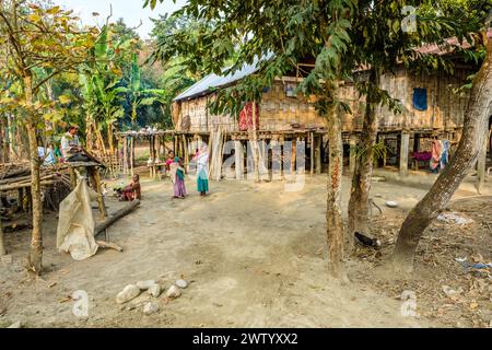 Maisons traditionnelles en bambou sur pilotis dans un village sur l'île, Assam, Inde Banque D'Images