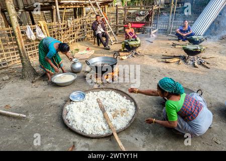 Cuisine communale dans un village sur l'île de Majuli, Assam, Inde Banque D'Images