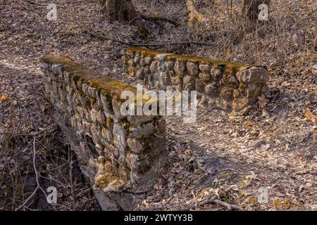 Un des trois ponts de pierre construits par le CCC dans Pilot Knob State Park, Iowa, États-Unis Banque D'Images