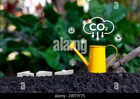 concepts neutres en carbone et zéro émission nette. Environnement naturel Une stratégie à long terme neutre pour le climat objectifs en matière d'émissions de gaz à effet de serre. bloc en bois Banque D'Images