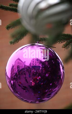 27/11/10 AUJOURD'HUI PHOTO ..les acheteurs de Noël sont reflétés dans des boules accrochées sur l'arbre de Noël de la ville à Chichester, West Sussex.. .All Rights Reser Banque D'Images