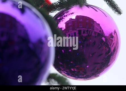 27/11/10 AUJOURD'HUI PHOTO ..les acheteurs de Noël sont reflétés dans des boules accrochées sur l'arbre de Noël de la ville à Chichester, West Sussex.. .All Rights Reser Banque D'Images