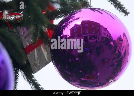 27/11/10 AUJOURD'HUI PHOTO ..les acheteurs de Noël sont reflétés dans des boules accrochées sur l'arbre de Noël de la ville à Chichester, West Sussex.. .All Rights Reser Banque D'Images