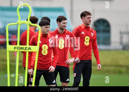 Cardiff, Royaume-Uni. 20 mars 2024. Daniel James (à gauche), Ben Davies et Joe Rodon du pays de Galles (à droite) regardent pendant l'entraînement de l'équipe de football du pays de Galles à Hensol, Vale of Glamorgan, dans le sud du pays de Galles, mercredi 20 mars 2024. L'équipe s'entraîne avant le match de qualification de l'UEFA Euro 2024 contre la Finlande demain. photo par crédit : Andrew Orchard Sports Photography/Alamy Live News Banque D'Images